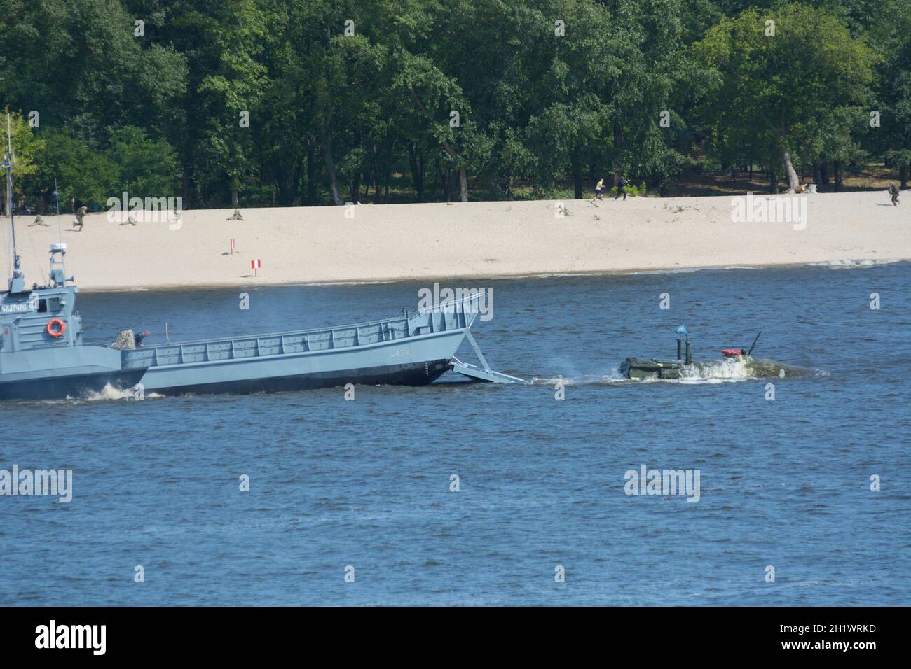 Un véhicule amphibie de transport de personnel allant dans l'eau du navire d'atterrissage militaire pour débarquer des troopers.Défilé militaire dédié à l'indépendance Banque D'Images