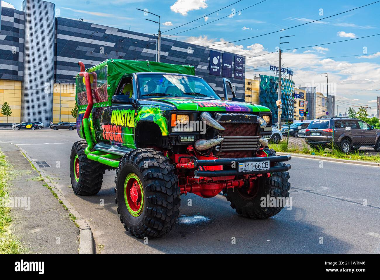Grand véhicule tout-terrain Monster Truck se trouve sur la route dans la ville Banque D'Images