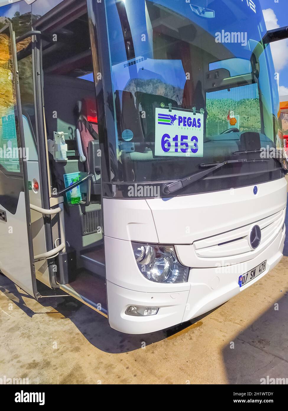 Antalya, Turquie - 20 mai 2021 : bus Pegas attendant les touristes venant en Turquie pour effectuer le transfert vers les hôtels. Banque D'Images