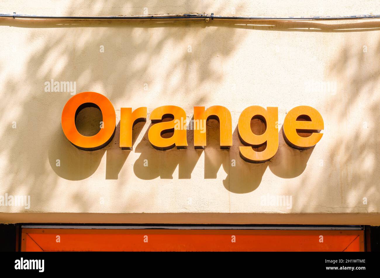 MADRID, ESPAGNE - 23 JUILLET 2021 : façade d'un magasin Orange à Madrid, en Espagne, une société multinationale de télécommunications bien connue qui fournit mobil Banque D'Images