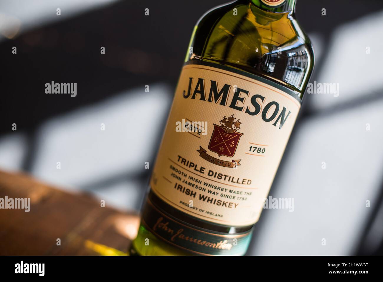 Bucarest, ROUMANIE - 18 mai 2021 : image éditoriale de la bouteille de whisky irlandaise Jameson. Banque D'Images Bucarest, ROUMANIE - 18 mai 2021 : image éditoriale de la bouteille de whisky irlandaise Jameson. Banque D'Images