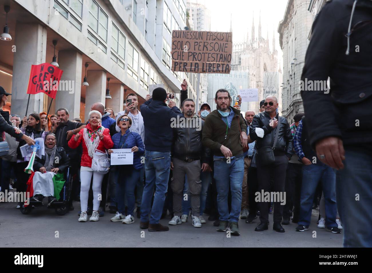 Des manifestants anti-vaccin et anti-green pass dans le centre-ville de Milan. Banque D'Images