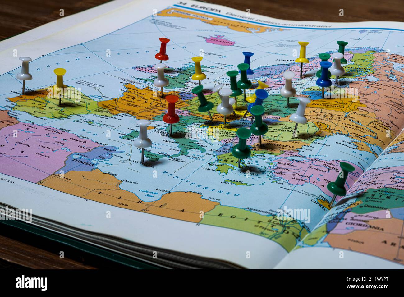 Capitales européennes marquées d'épingles de couleur sur un atlas Banque D'Images