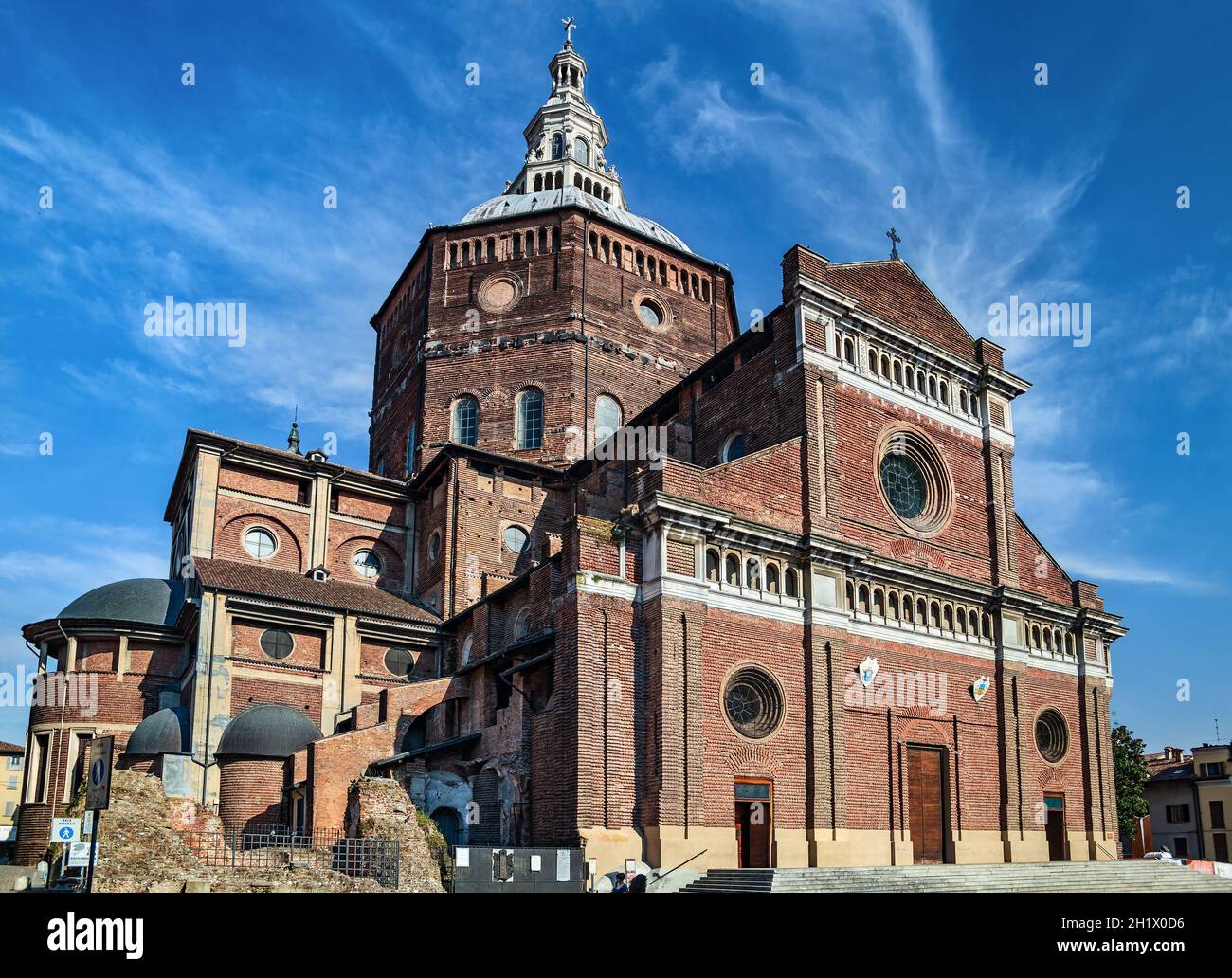 Pavie, Lombardie, Italie - 8 juillet 2019 : la cathédrale de Pavie, le  Duomo di Pavie, la cathédrale di Santo Stefano Martyre e Santa Maria  Assunta sur la Piazza del du Photo Stock - Alamy