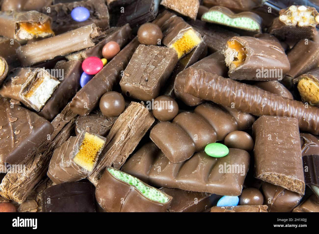 Image plein cadre d'un assortiment de barres de chocolat et d'en-cas pour tous les jours Banque D'Images