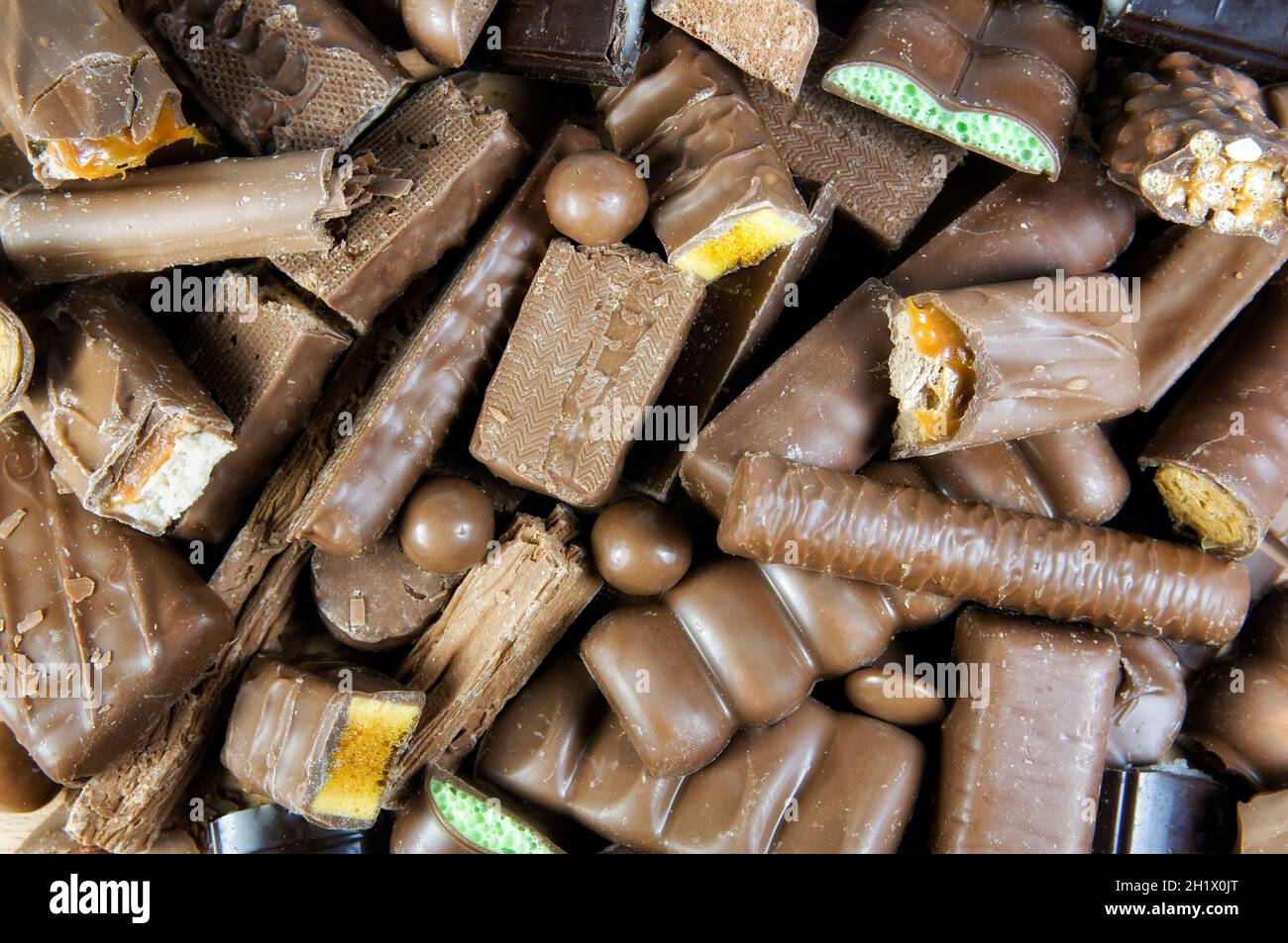 Image plein cadre d'un assortiment de barres de chocolat et d'en-cas pour tous les jours Banque D'Images