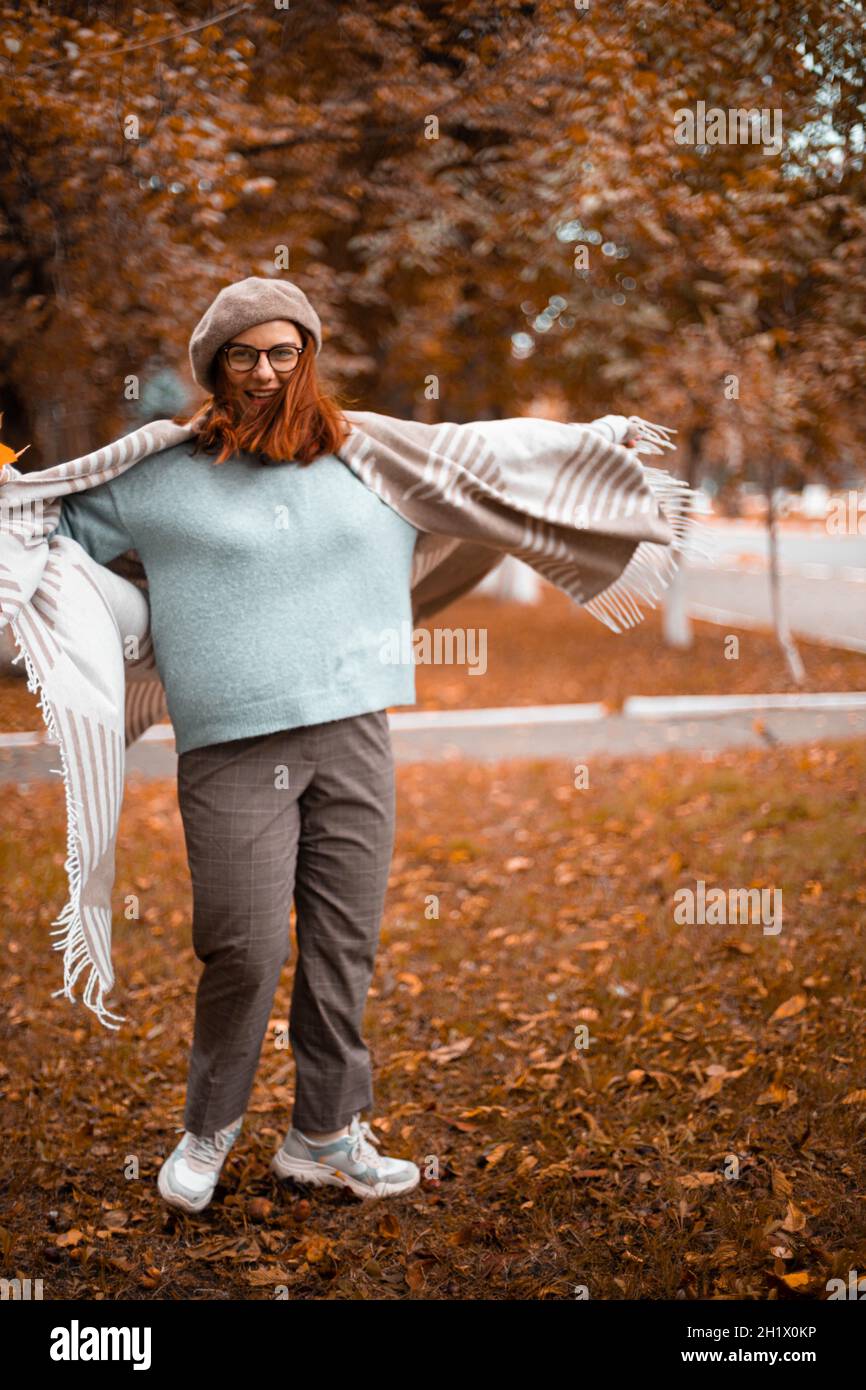 Belle jeune femme s'amusant tournant dans des cercles tout en marchant coloré forêt d'automne Banque D'Images