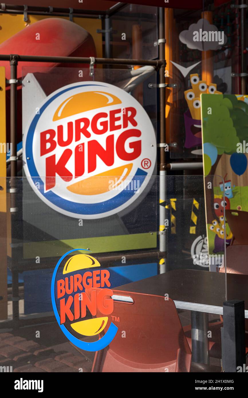 Le symbole Burger King sur les fenêtres du magasin Banque D'Images