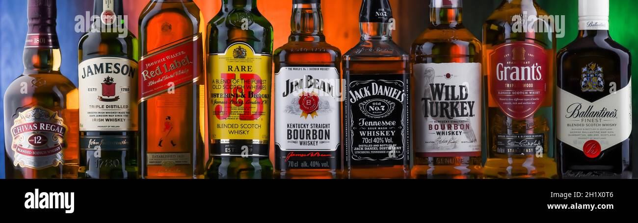 POZNAN, POL - 05 AOÛT 2021 : flacons de marques populaires de whisky Banque D'Images