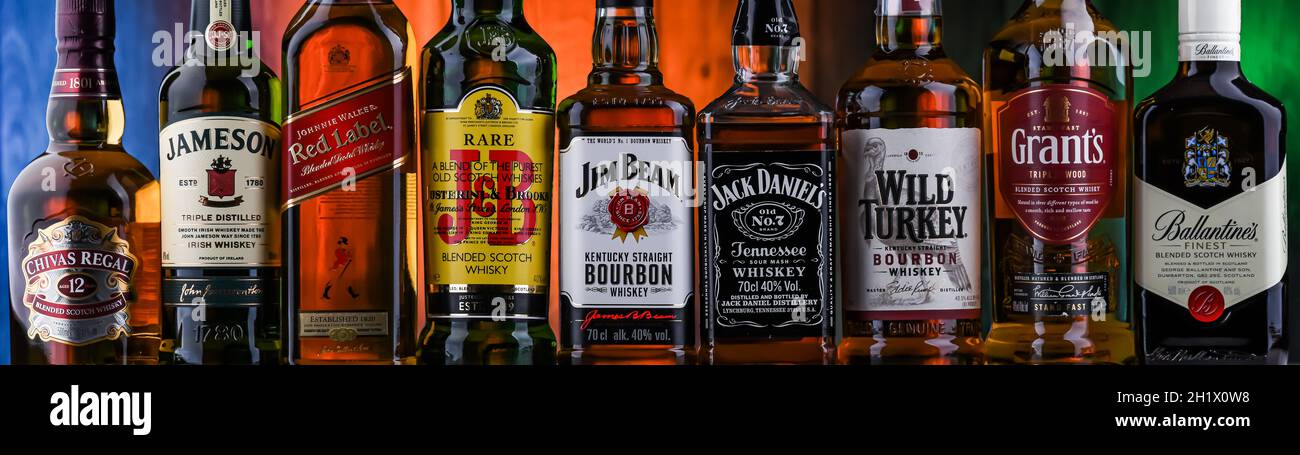 POZNAN, POL - 05 AOÛT 2021 : flacons de marques populaires de whisky Banque D'Images