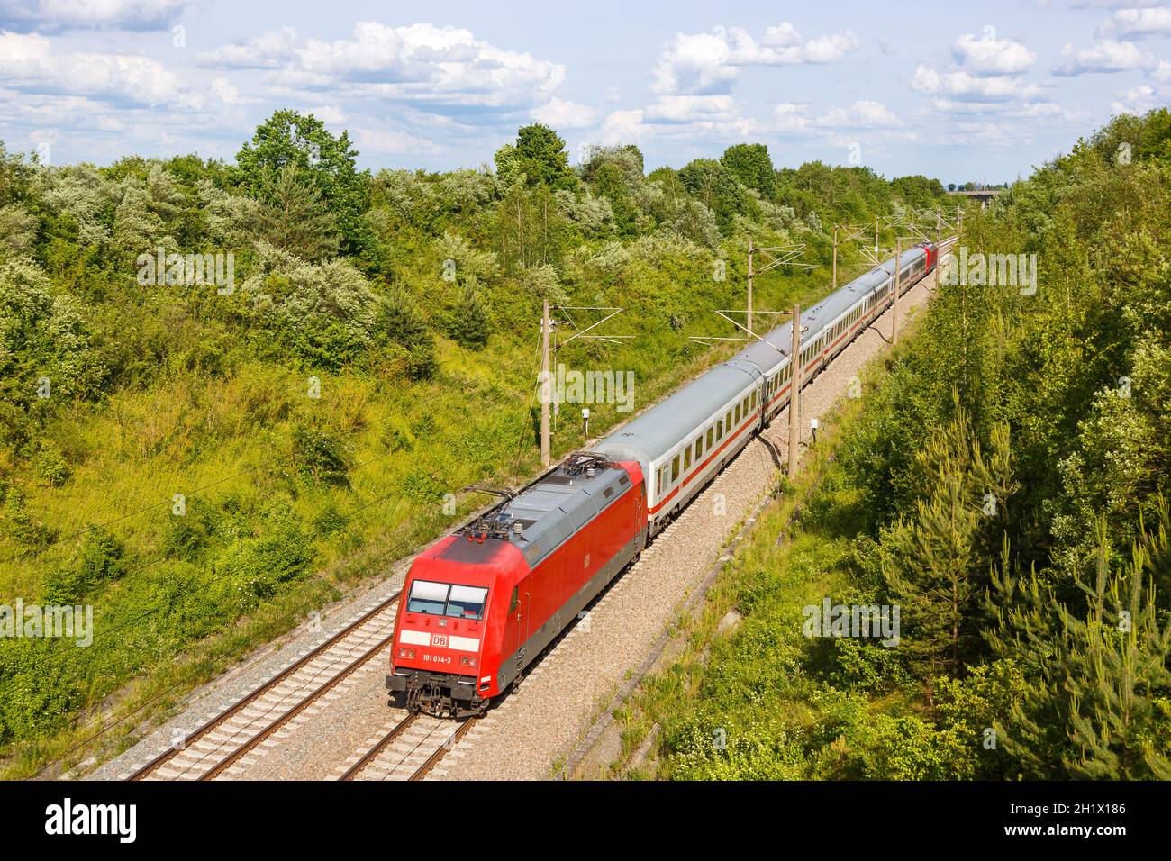 Stuttgart, Allemagne - 12 mai 2021 : train interurbain IC de DB Deutsche Bahn sur la ligne de chemin de fer à grande vitesse Mannheim-Stuttgart à Stuttgart, Allemagne. Banque D'Images