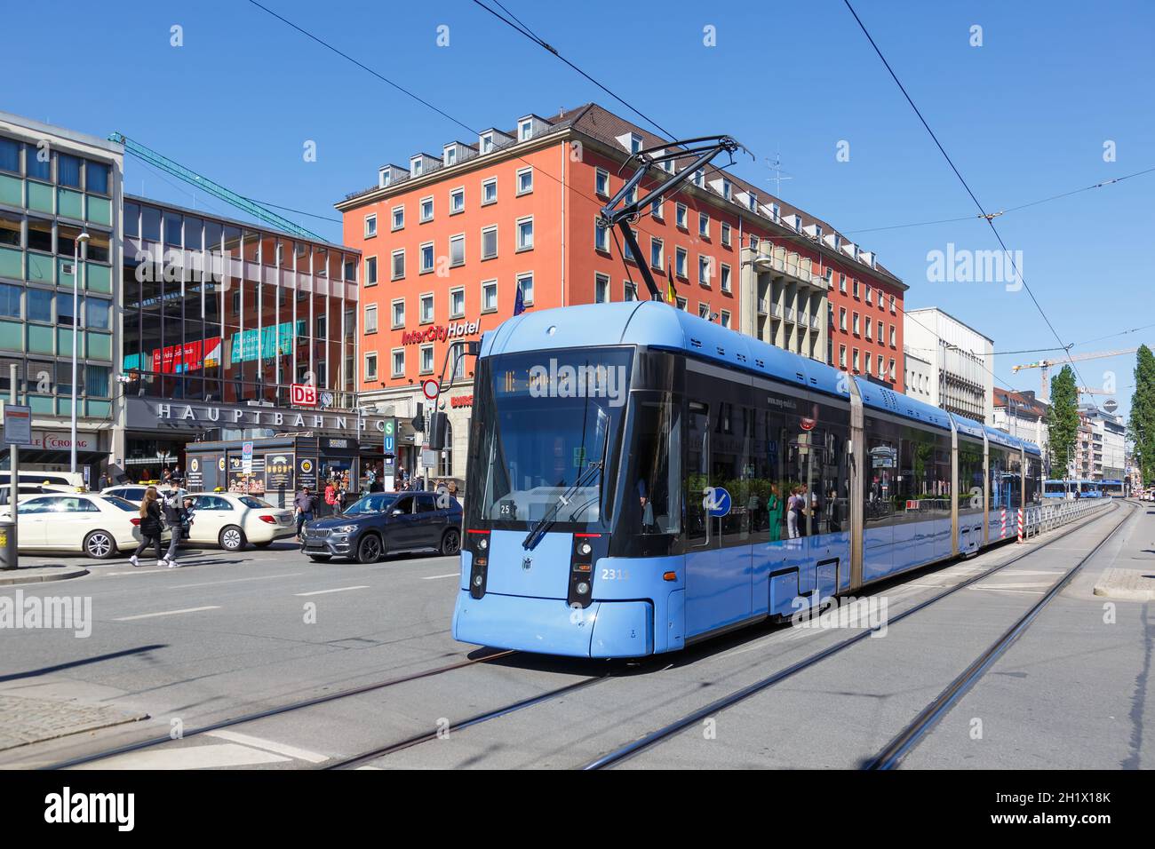 Munich, Allemagne - 1er juin 2021 : tramway Stadler Rail transport ferroviaire léger Variobahn à la gare principale de Munich, Allemagne. Banque D'Images