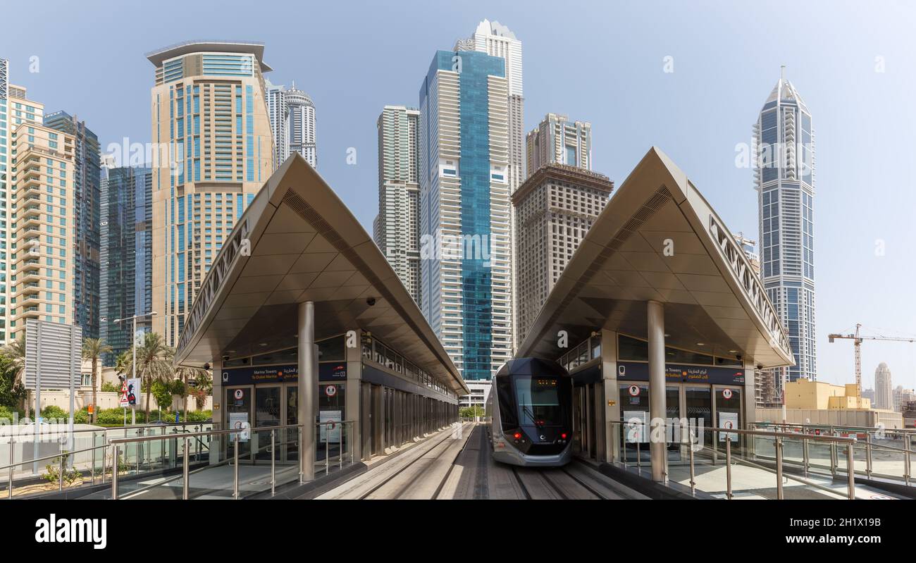 Dubai, Émirats Arabes Unis - 24 mai 2021 : Dubai Tram transport en commun trafic à la station Marina Towers de Dubaï, Émirats Arabes Unis. Banque D'Images