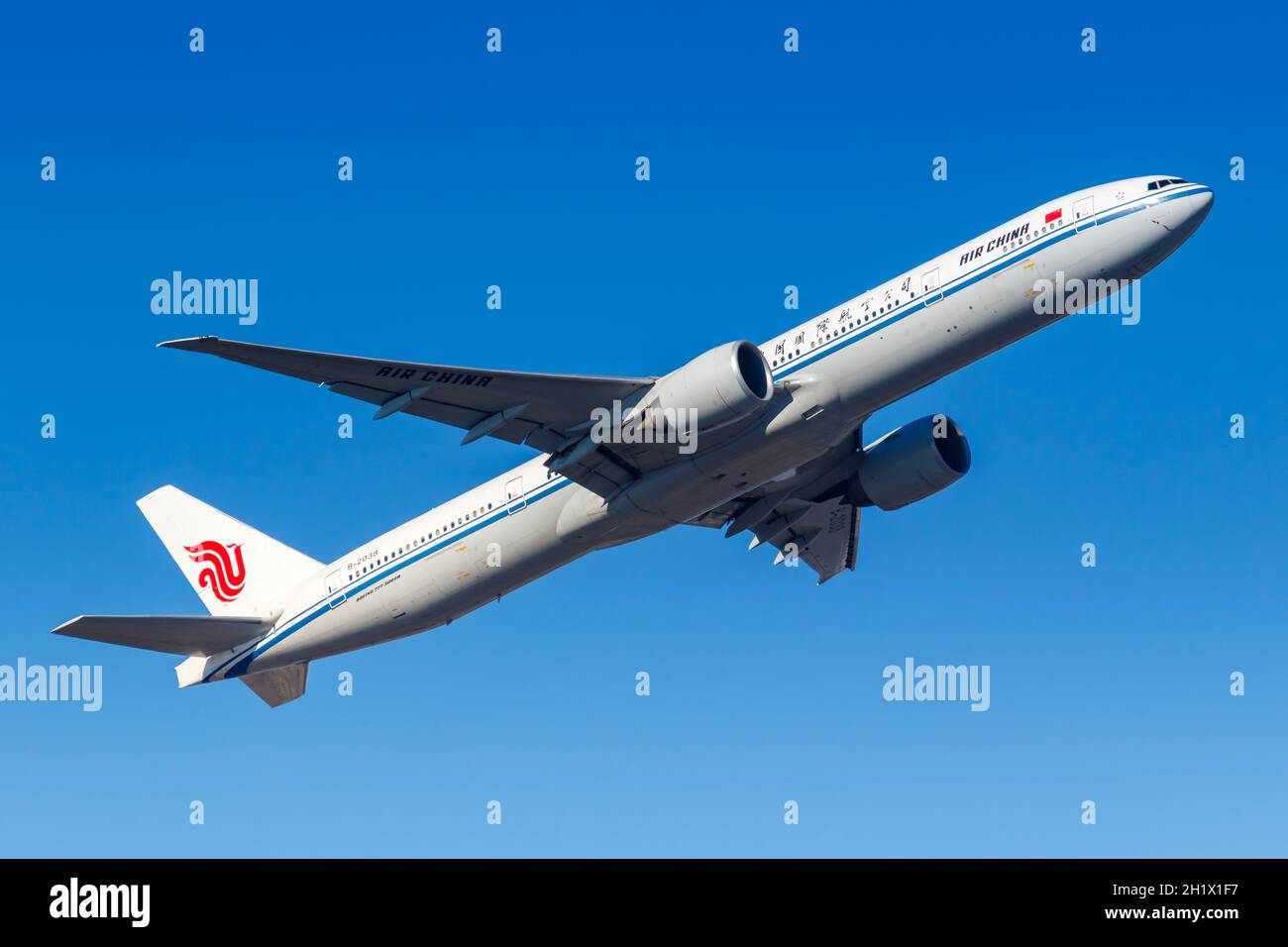 Francfort, Allemagne - 13 février 2021 : avion Boeing 777-300ER d'Air China à l'aéroport de Francfort (FRA) en Allemagne. Boeing est un manu d'avion américain Banque D'Images