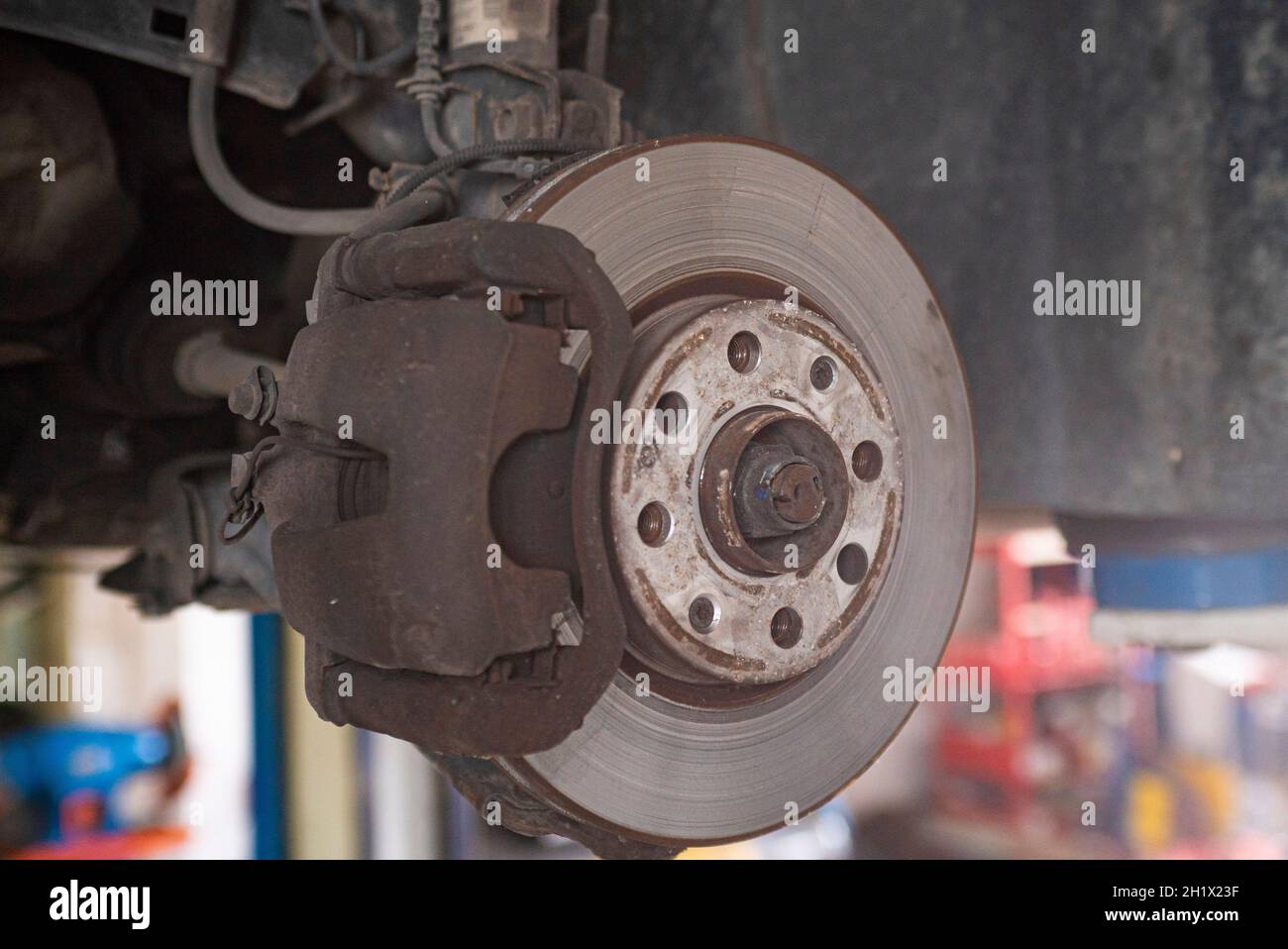 Détail du disque de frein de l'ancienne voiture à remplacer Banque D'Images