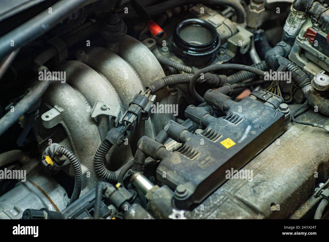 Détail du moteur de la voiture à réparer en atelier Banque D'Images