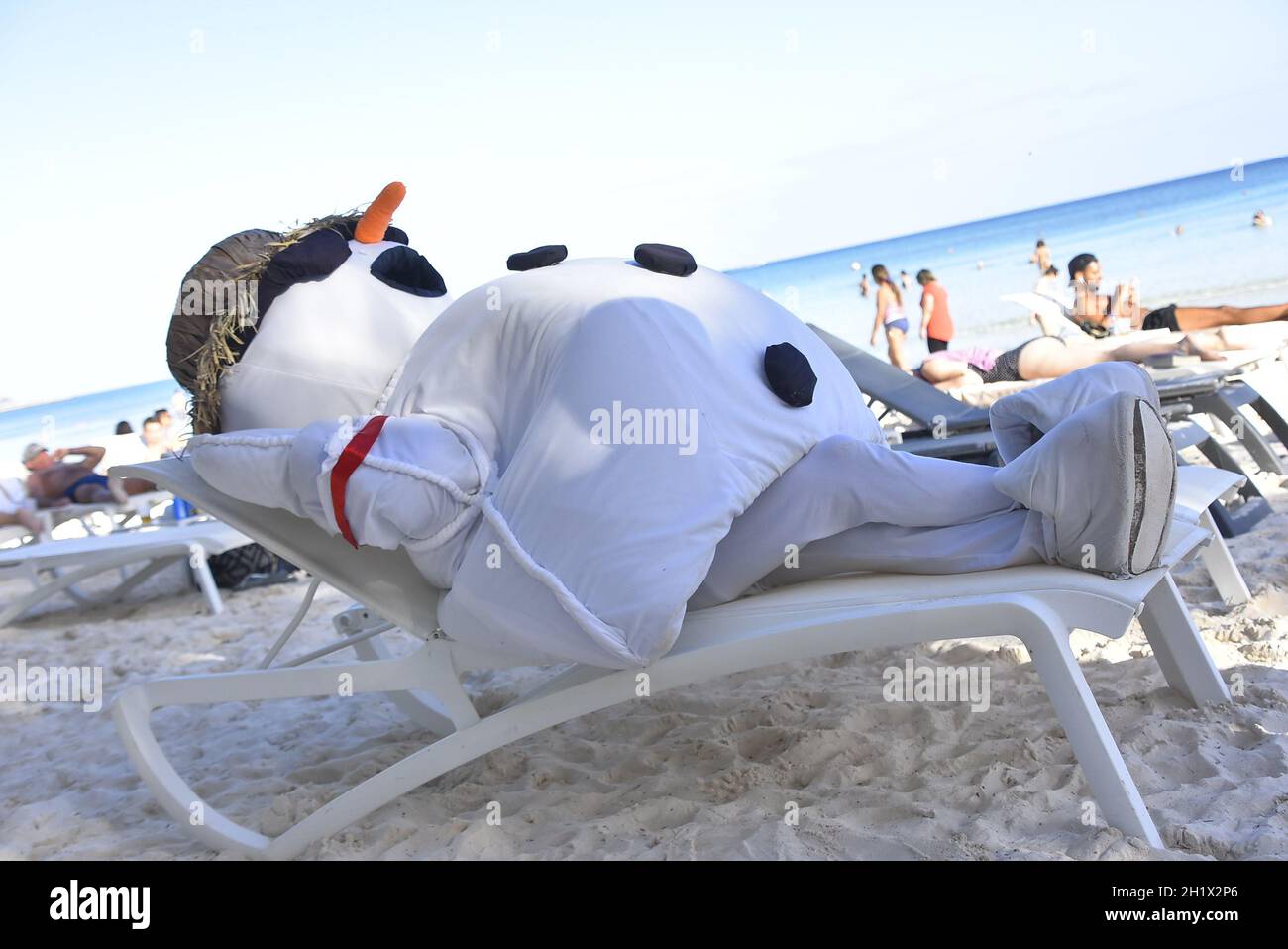 Mascotte bonhomme de neige sur la plage des Caraïbes Banque D'Images