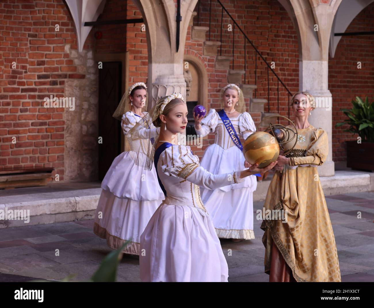 Cracovie, Pologne - 29 juillet 2021: Représentation - Harmonia Mundi interprétée par Cracovie Danza Ballet dans la cour du Collegium Maius de Jagiell Banque D'Images