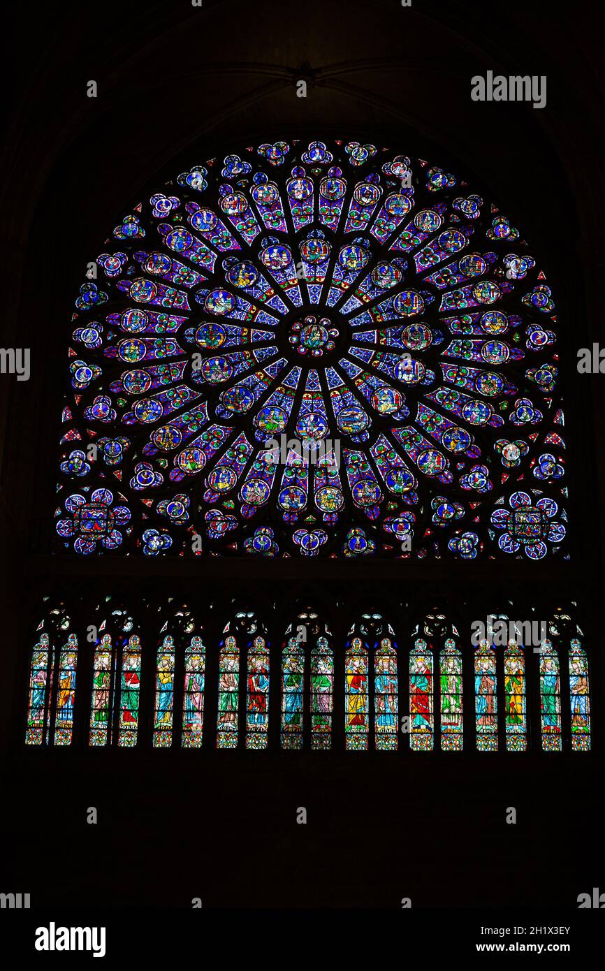 Paris, Cathédrale notre Dame.Fenêtre de rose de transept nord.La glorification de la Vierge Marie Banque D'Images