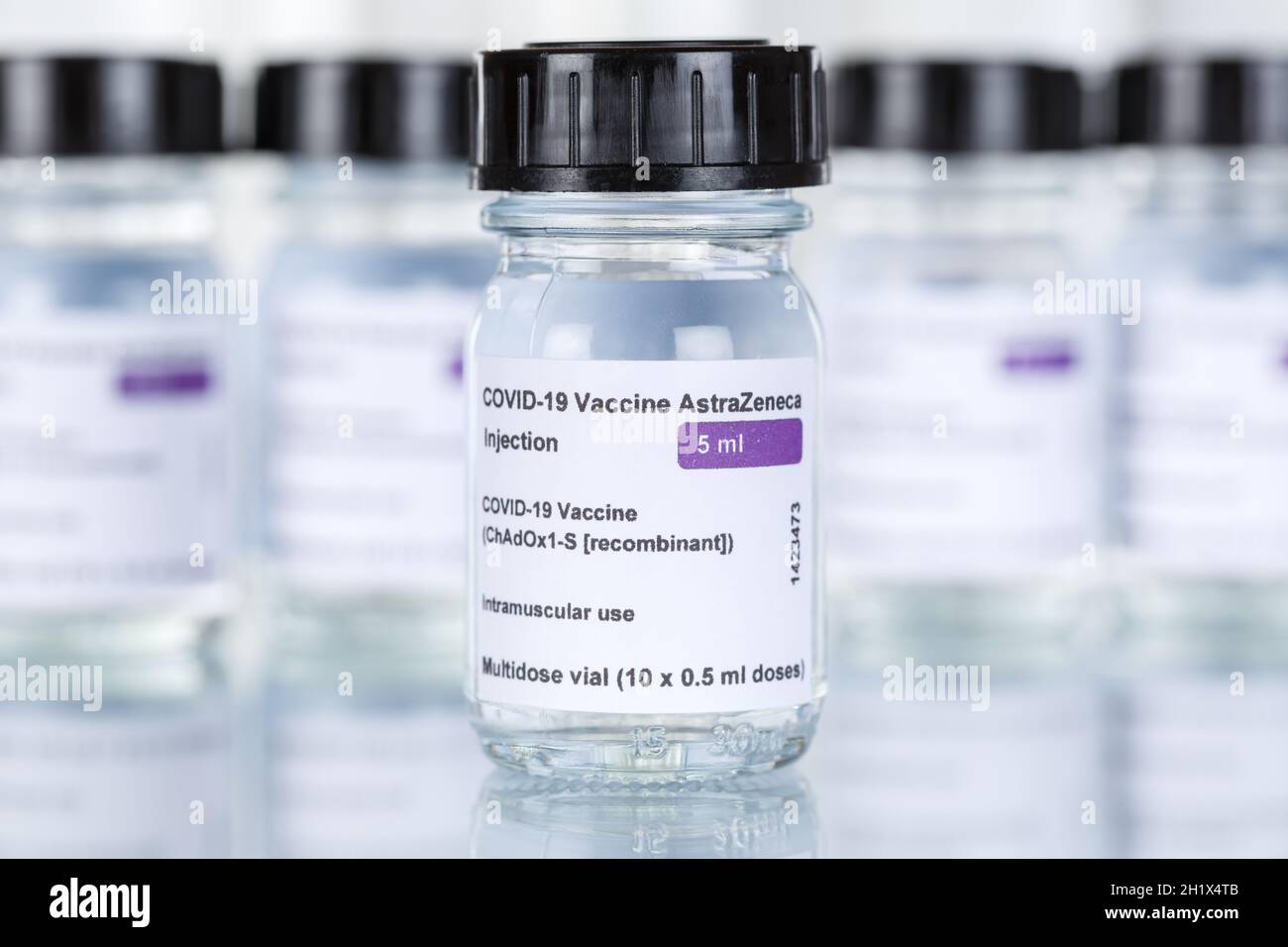 Stuttgart, Allemagne - 19 mars 2021: AstraZeneca coronavirus Vaccine Corona virus COVID-19 Covid vaccins copyspace copy space en Allemagne. Banque D'Images
