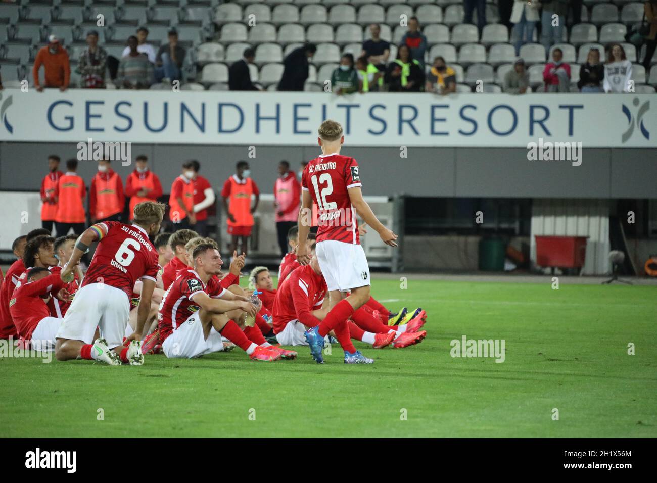 Die Freiburger Spieler bejubeln den 1:0 Sieg, der erste Dreier,  Torschuetze, Torschütze Tauriainen Julius Mikael (SC Freiburg II U23) wird  von den Fan Photo Stock - Alamy