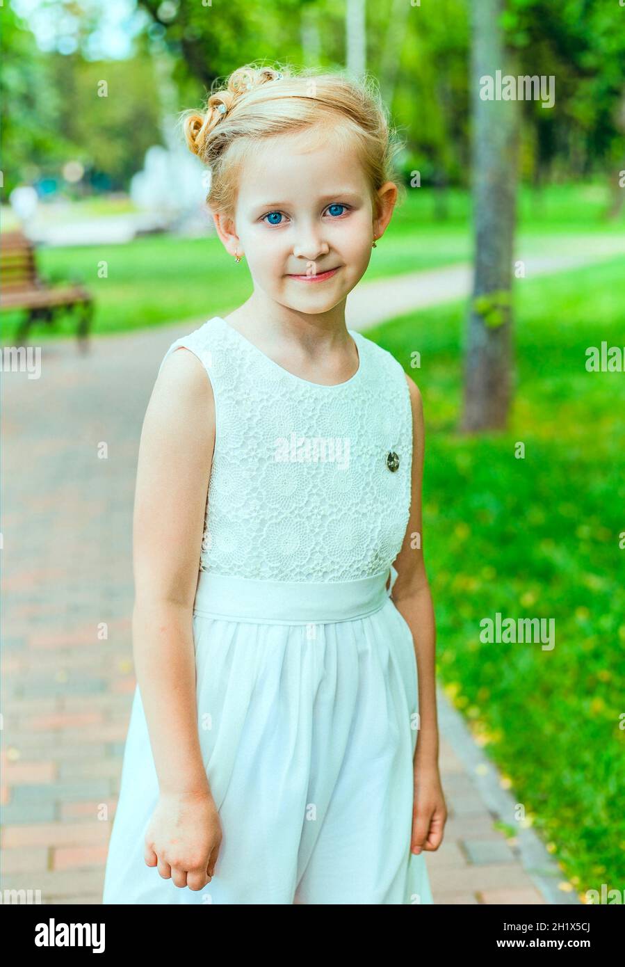 petite fille dans une belle robe comme princesse.Portrait de petite princesse.Enfant avec les cheveux adultes ne.Petite fille posant en robe blanche.Portrait de l'être Banque D'Images