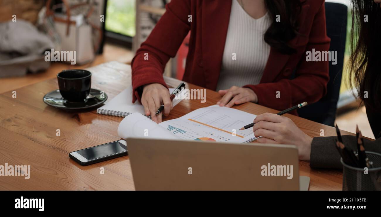 Réunion de gros plan avec les professionnels pour discuter de la situation sur le marché. Business Financial concept. Banque D'Images