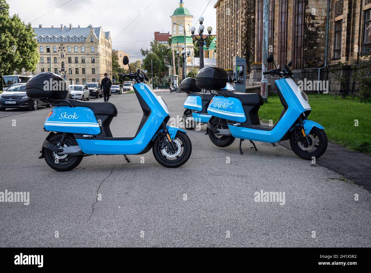 Riga, Lettonie.Août 2021.Electric Scooter Rent sur un trottoir dans le  centre-ville Photo Stock - Alamy