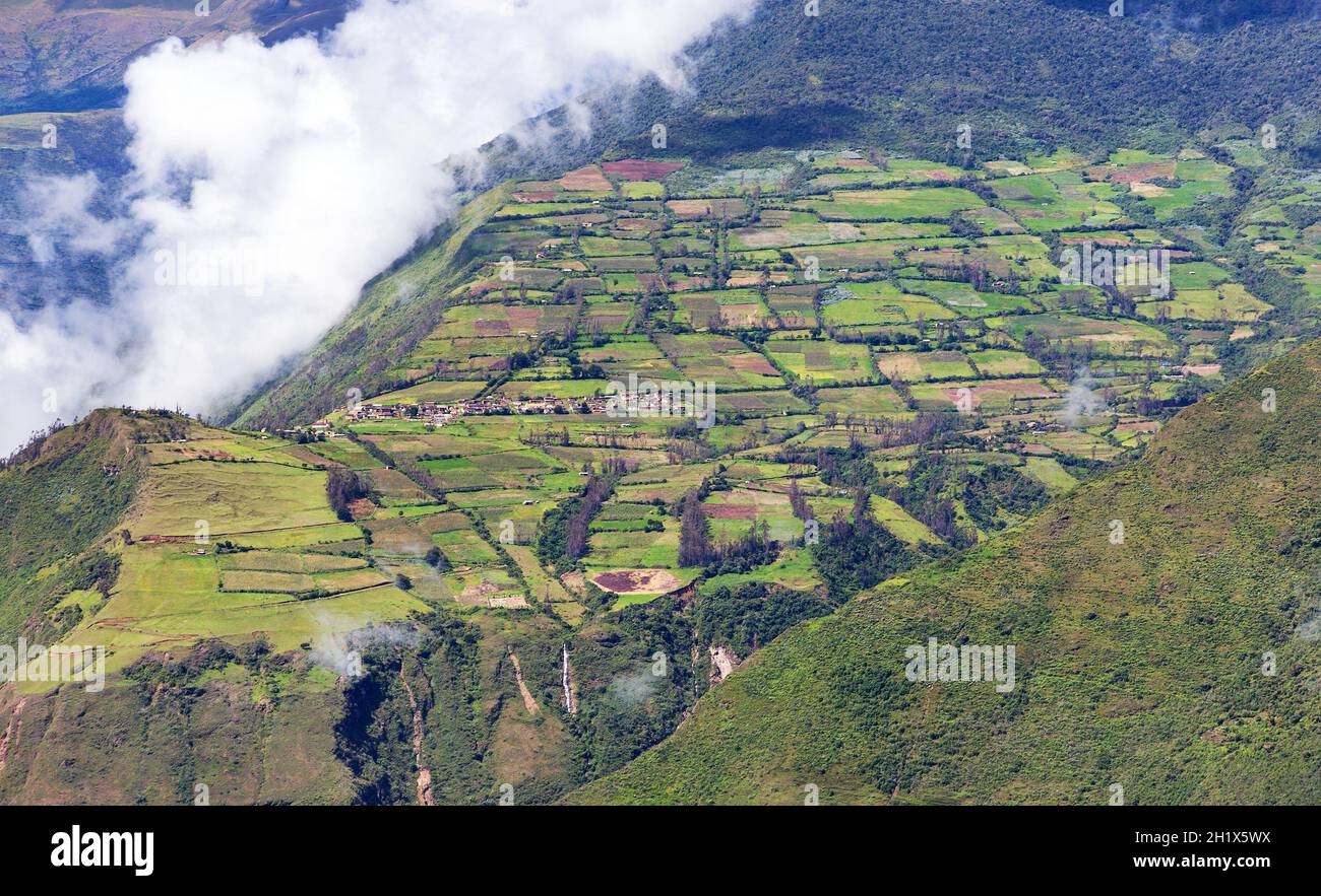 Village et terrain en terrasse au pérou, vue du sentier de randonnée Choquequirao, région de Cuzco, région de Machu Picchu, Andes péruviennes Banque D'Images