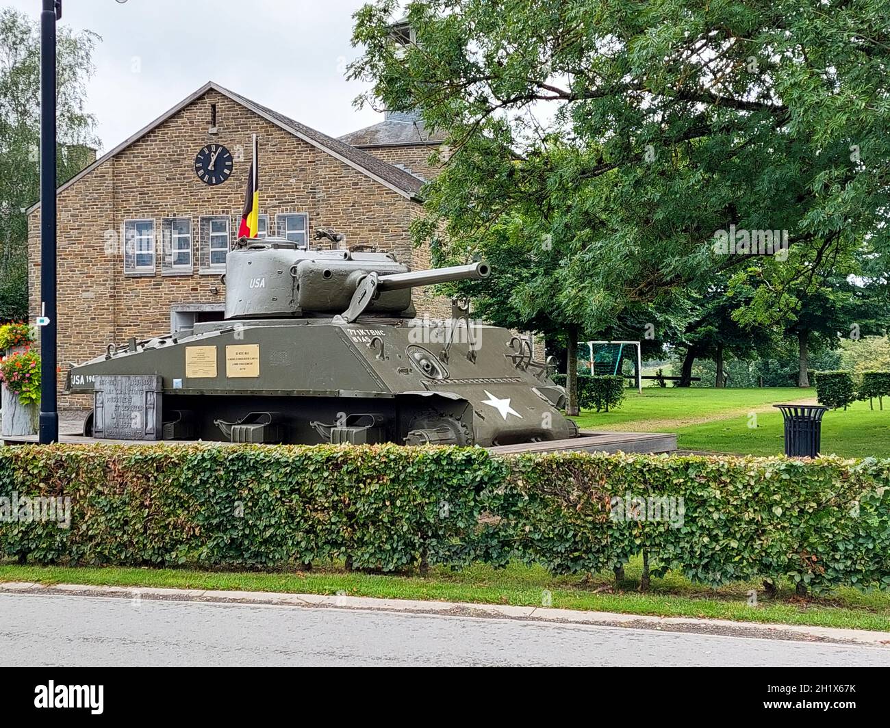 Rendeux, Belgique, août 2021 : M4A3(76)W Sherman Tank & Memorial Task Force Hogan Banque D'Images