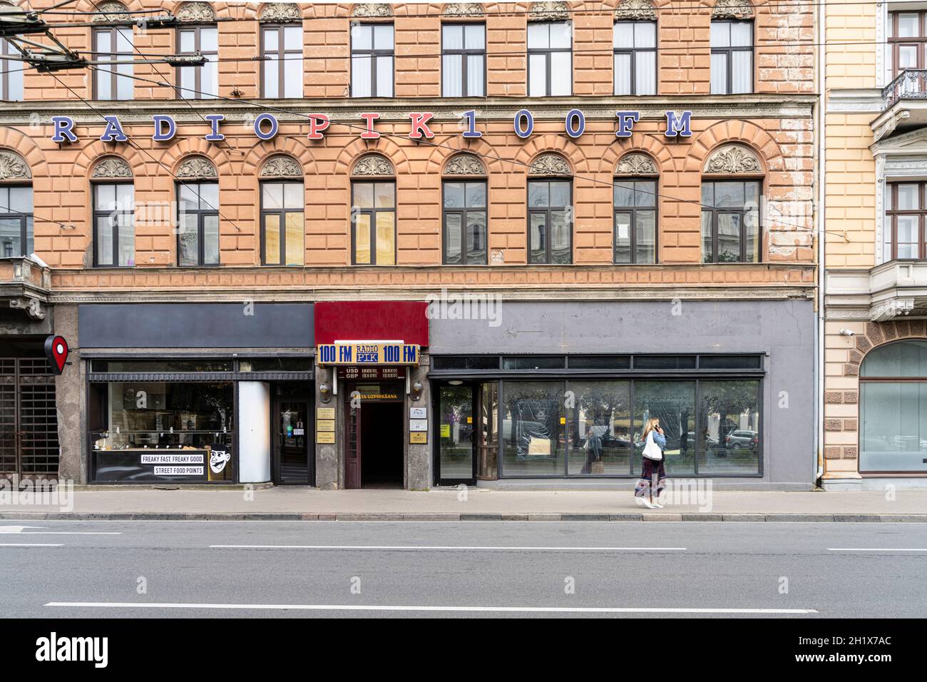 Riga, Lettonie. Août 2021. Radio-satellite 100 FM au centre-ville Banque D'Images