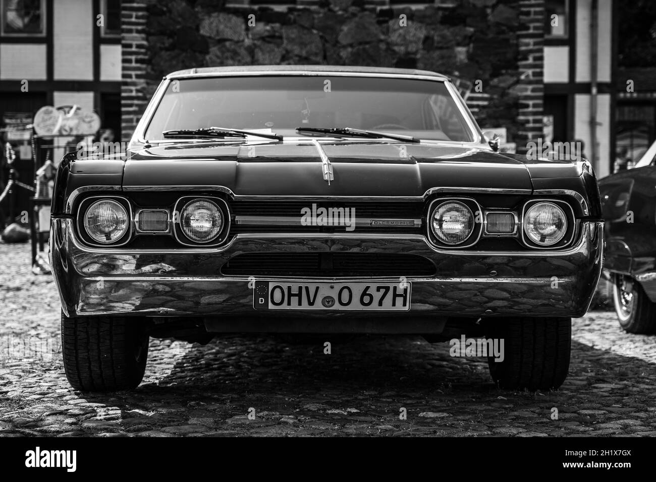 DIEDERSDORF, ALLEMAGNE - 21 AOÛT 2021 : la voiture de taille moyenne Oldsmobile Cutlass Hardtop coupé, 1967. Noir et blanc. L'exposition « US car Classics ». Banque D'Images