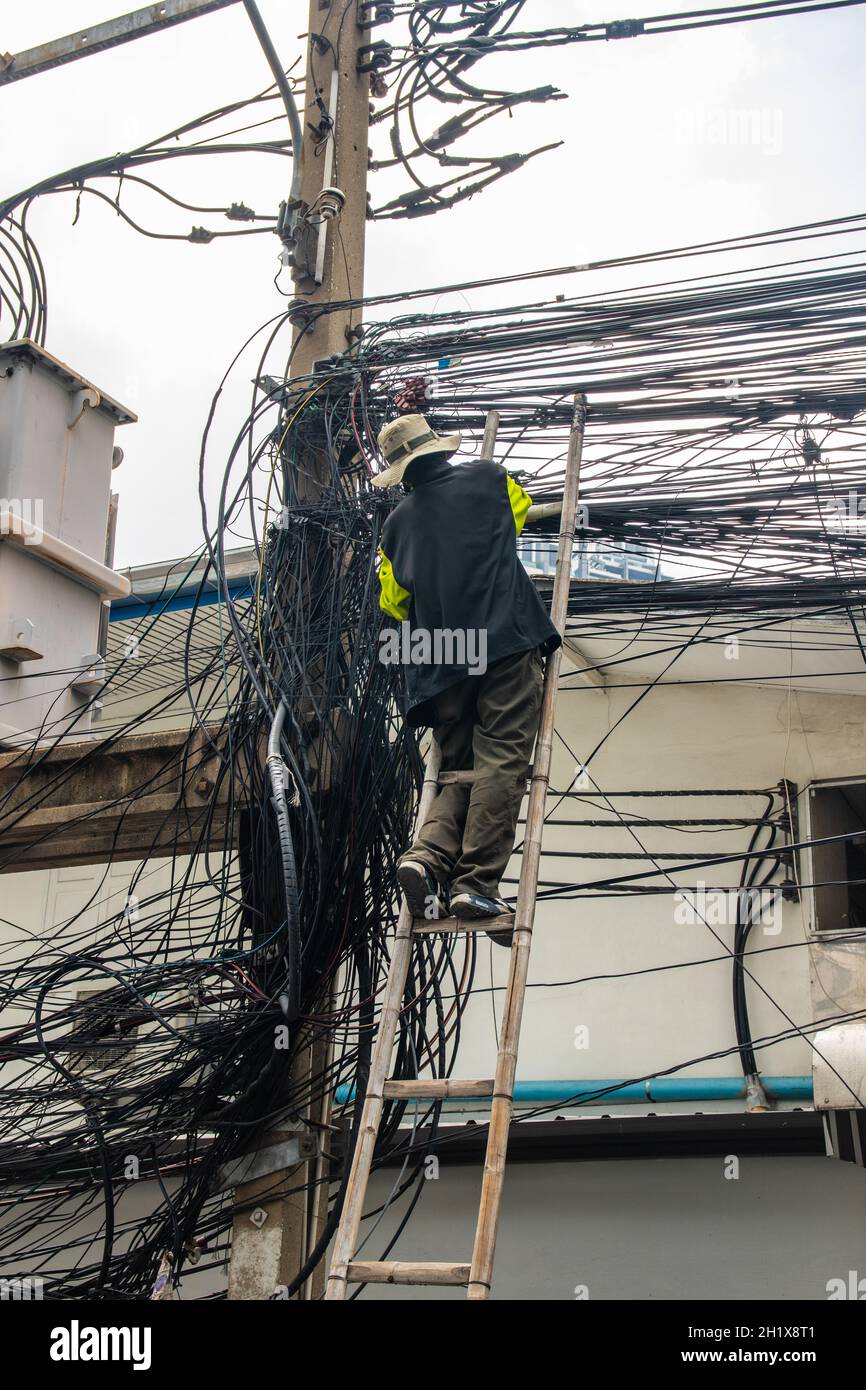 Électricien à son travail quotidien à Bangkok Thaïlande Asie du Sud-est Banque D'Images