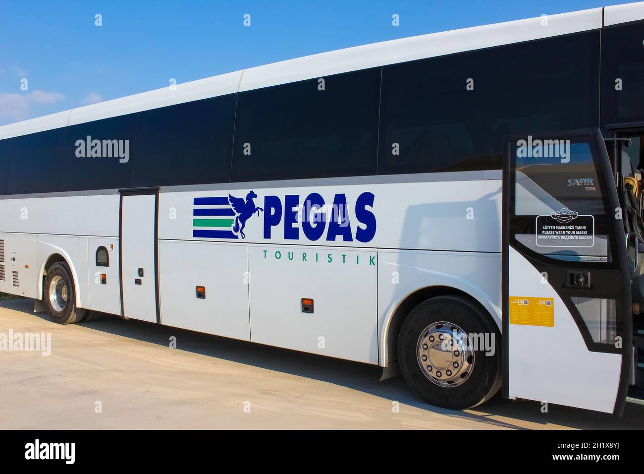 Antalya, Turquie - 20 mai 2021 : bus Pegas attendant les touristes venant en Turquie pour effectuer le transfert vers les hôtels. Banque D'Images
