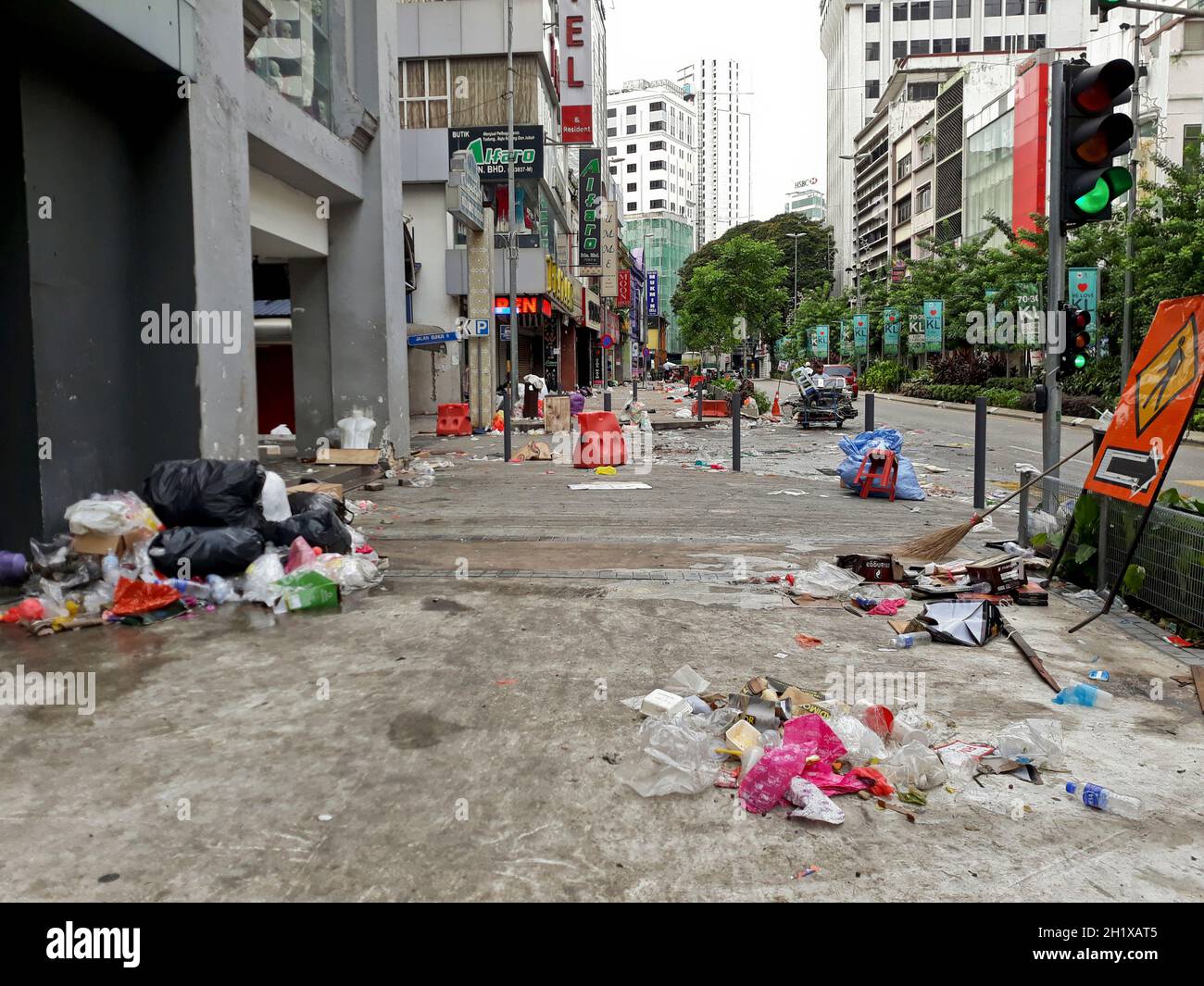 Beaucoup de rues de Garbage et de sale après le festival Saint Hari Raya Aidilfitri ramzan ramadan à Kuala Lumpur, en Malaisie Banque D'Images