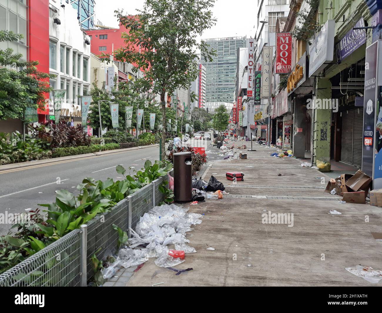 Beaucoup de rues de Garbage et de sale après le festival Saint Hari Raya Aidilfitri ramzan ramadan à Kuala Lumpur, en Malaisie Banque D'Images