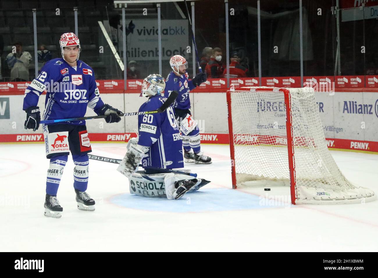 Die Entscheidung in der Helios Arena: Der Puck liegt im Tor, Torwart Goalie Joacim Eriksson (SERC Wild Wings) ist geschlagen, Johannes Huß (SERC Wild Banque D'Images