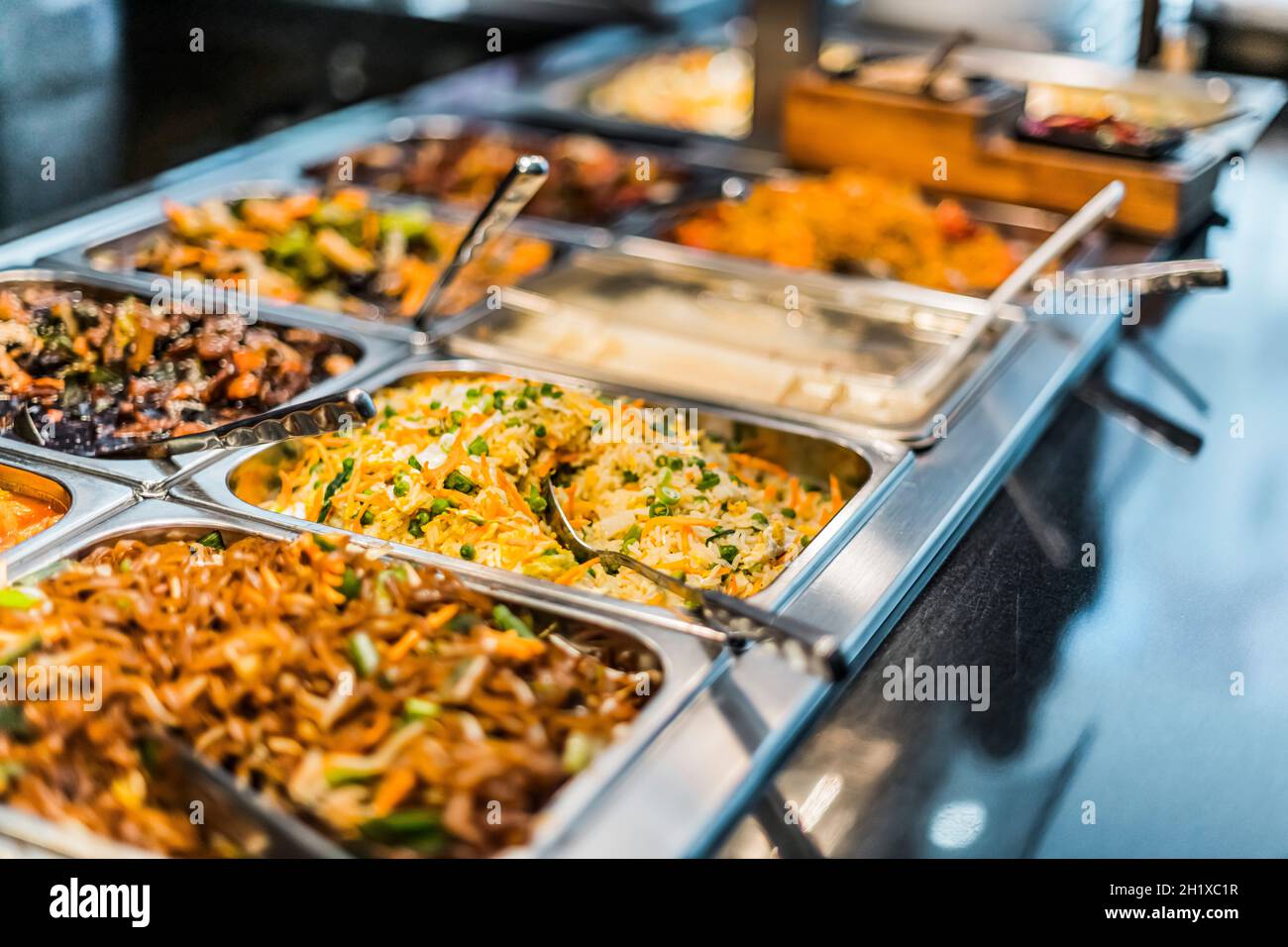 Cuisine asiatique traditionnelle vendue dans un centre commercial européen Banque D'Images