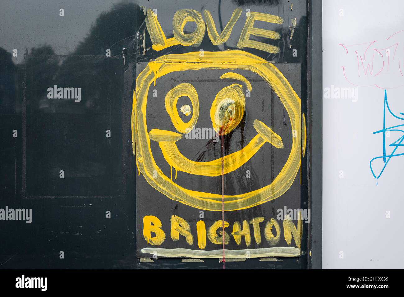Brighton, 7 octobre 2021 : graffiti « Love Brighton » dans les rues de la ville Banque D'Images