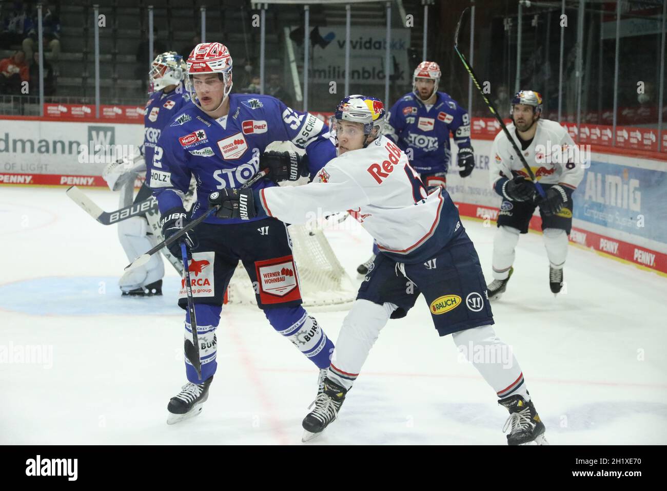 Kampfbetonte Partiw vs Johannes Huß (SERC Wild Wings) und Sebastian Cimmerman (EHC Red Bull RB München), beim Spiel der DEL, 3.Sptg. : ailes sauvages SERC Banque D'Images