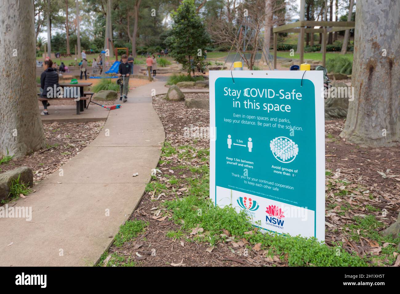 Un panneau dans un parc de Sydney dans la banlieue de Roseville, avertissant les gens de rester Covid en sécurité en restant à 1.5 mètres l'un de l'autre Banque D'Images
