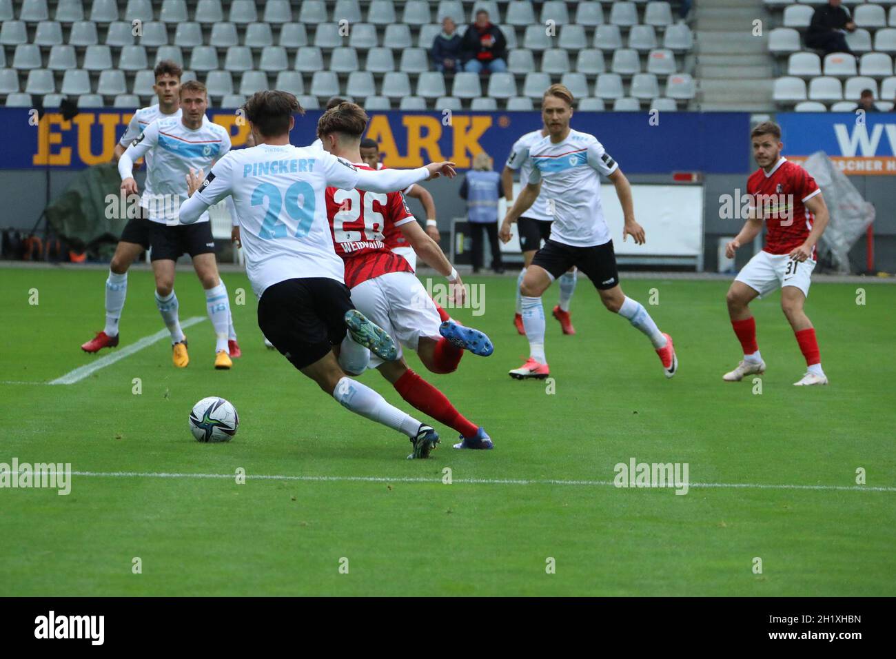 Noah Weißhaupt (SC Freiburg II U23) ist schneller und überläuft Lukas Pinckert (FC Viktoria Berlin) beim fälligen Strafstoss in der Partie der 3.FBL : Banque D'Images