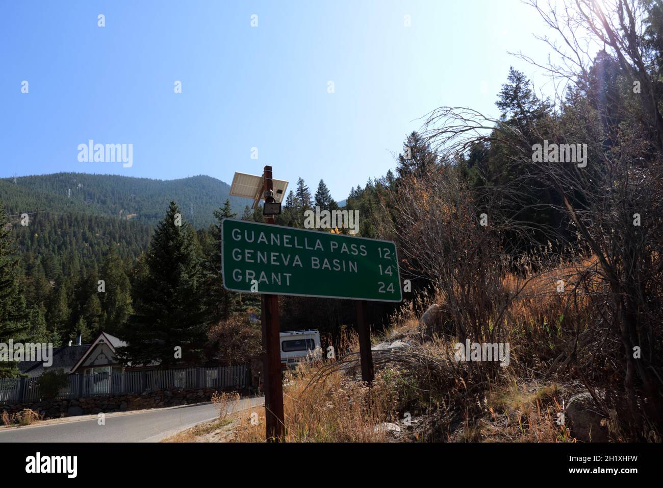 Georgetown, Colorado, États-Unis - 8 octobre 2020 : panneau routier sur Guanella Pass Rd, Co Rd 381, avec des miles à 3 villes devant vous.Col de Guanella, bassin de Genève et Grant li Banque D'Images