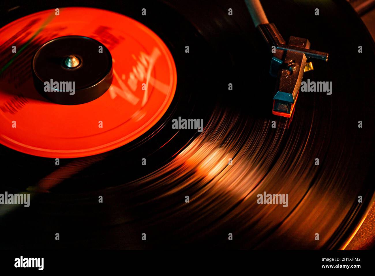 Platine avec enregistrement en vinyle dans des images en basse lumière Banque D'Images