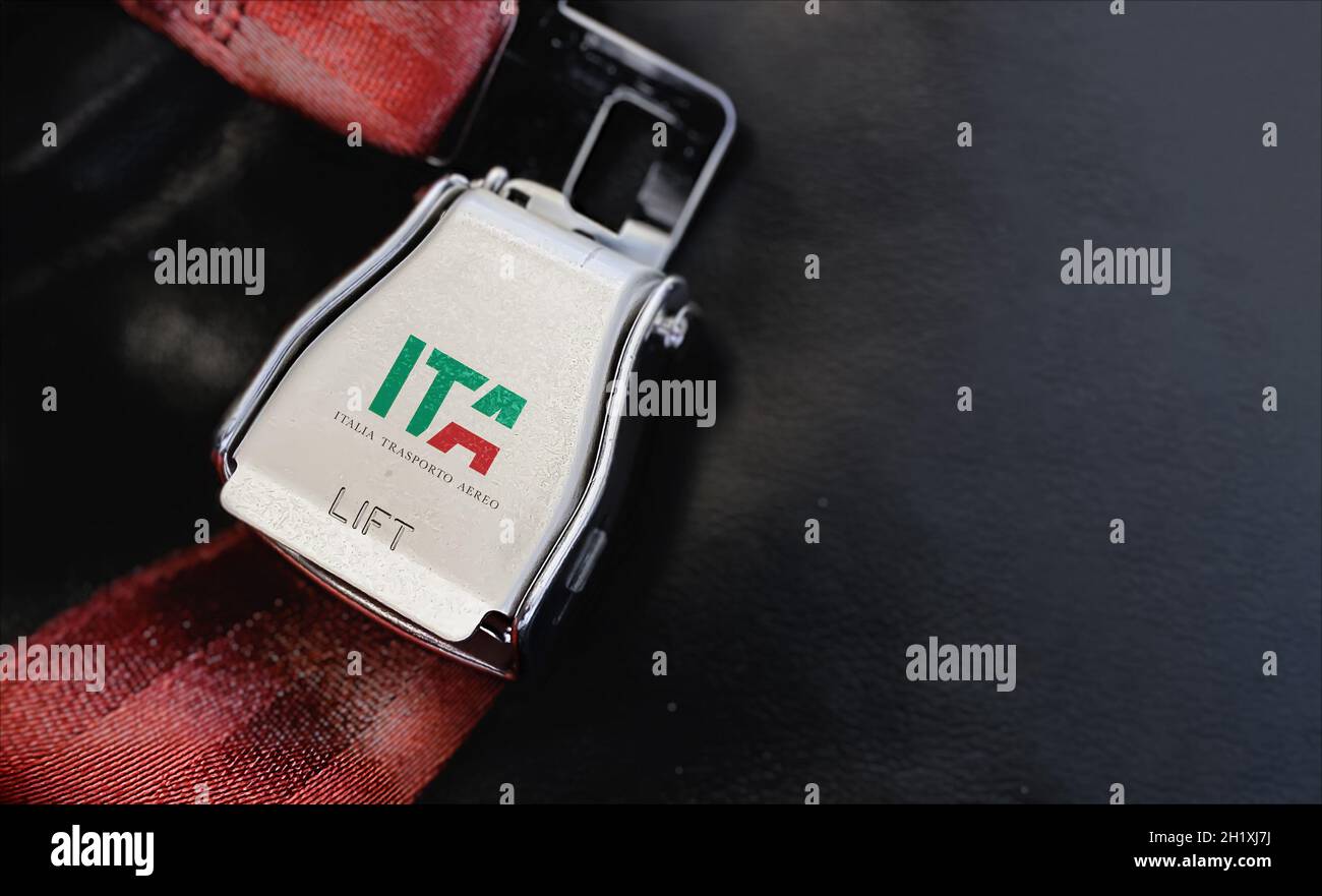 Rome, Italie, juillet 2021: Ceinture sous-abdominale rouge d'un siège vide à l'intérieur d'un avion avec le logo ITA imprimé sur le métal.ITA est le nouveau transporteur italien s Banque D'Images