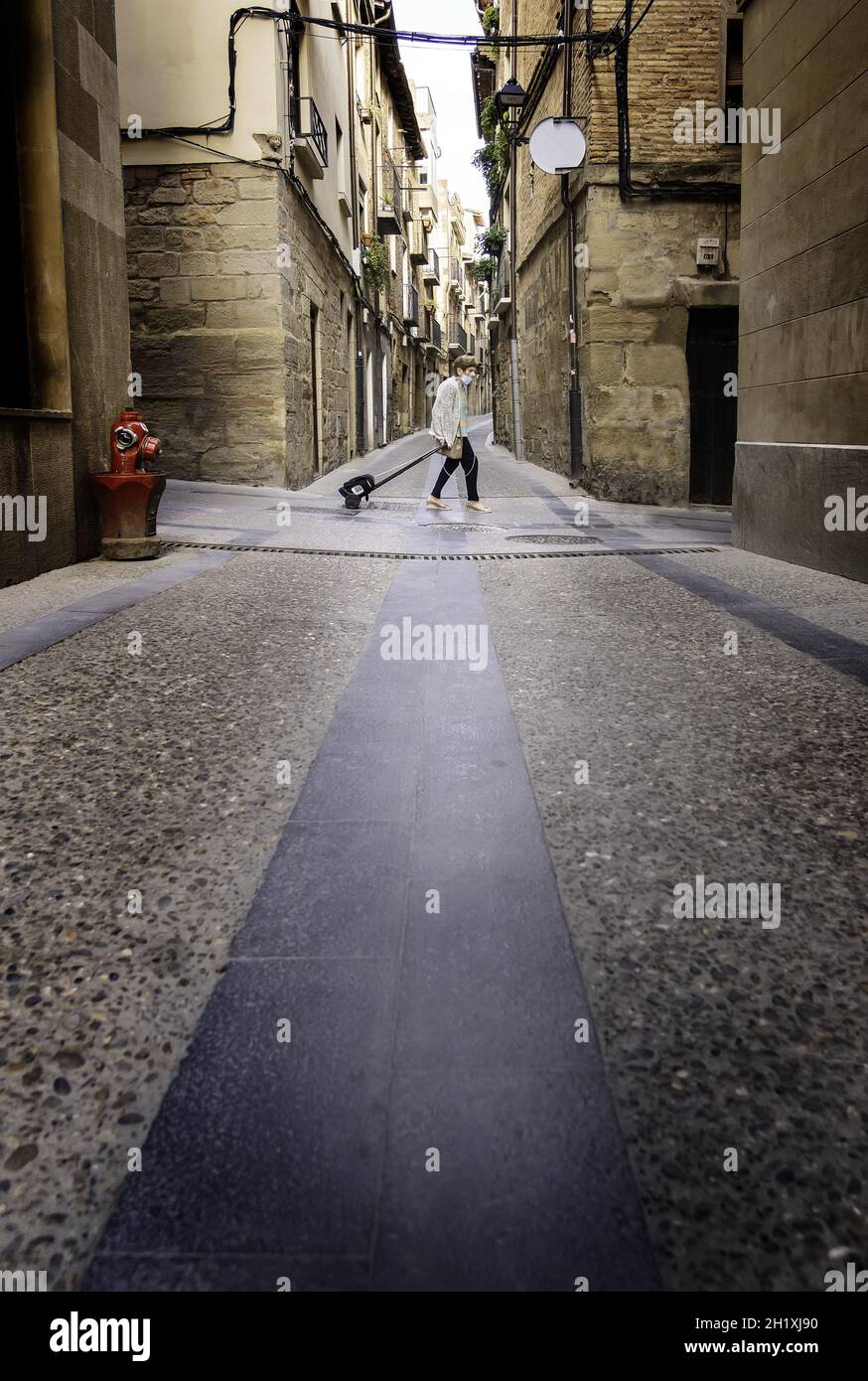 Détail d'une femme malade âgée marchant dans une vieille ville Banque D'Images