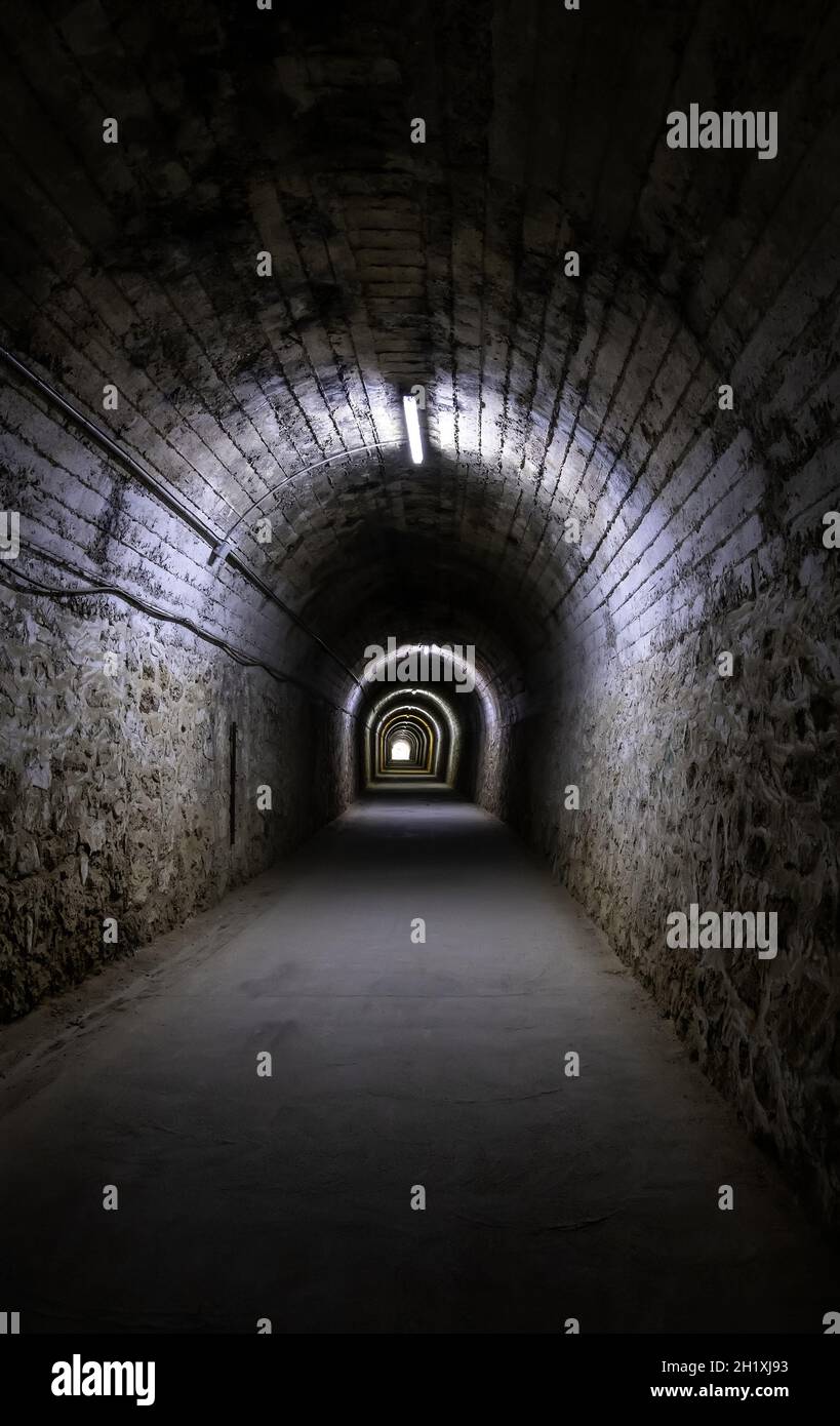 Ancien tunnel souterrain pour le transport de marchandises, passage souterrain pour piétons Banque D'Images