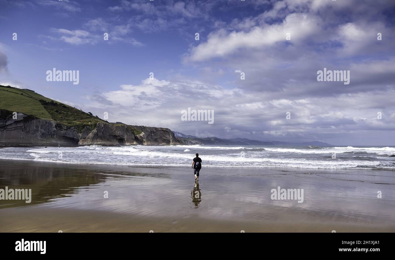Détail de la femme marchant et contemplant la plage, les vacances et la détente Banque D'Images
