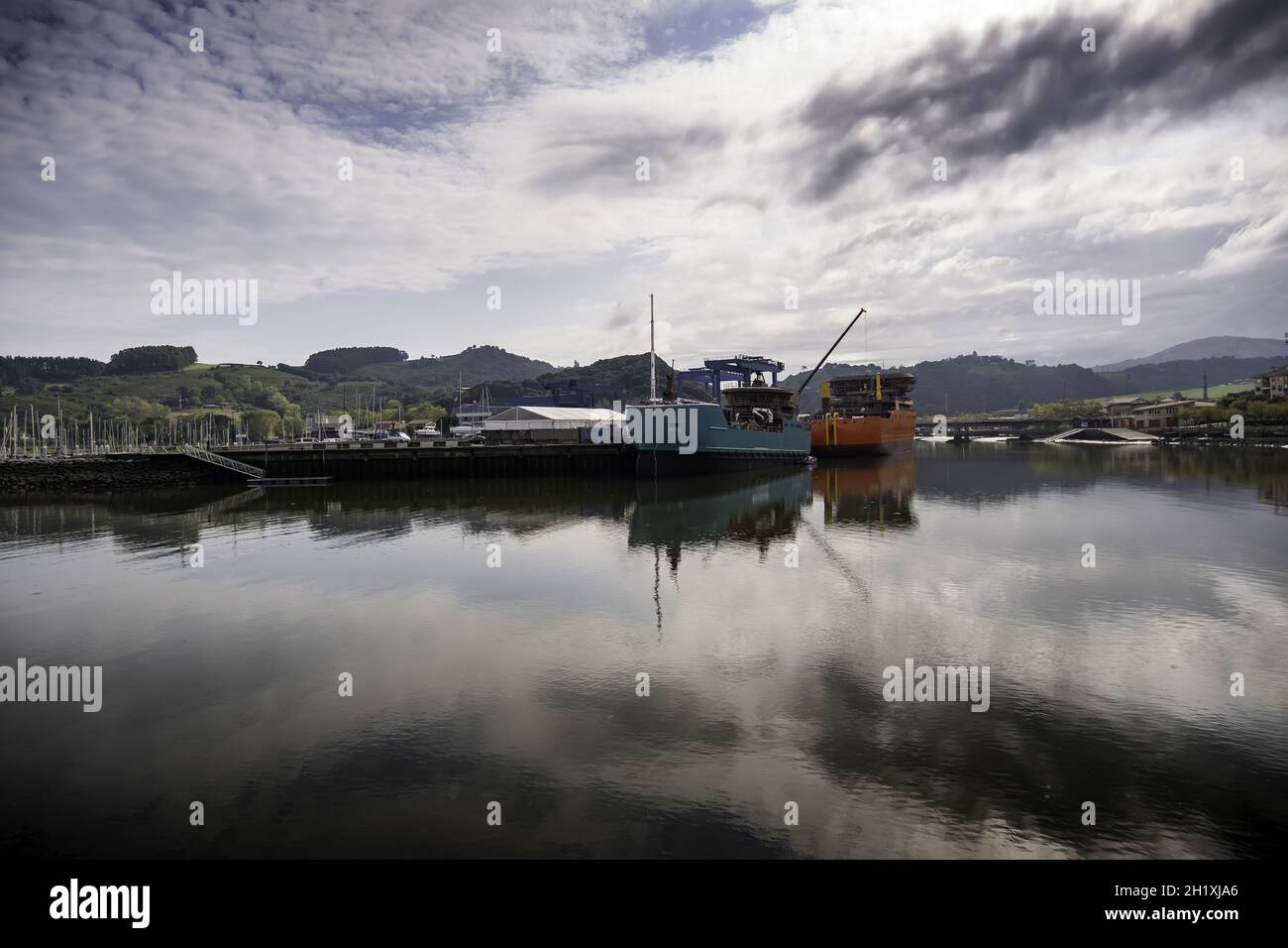 Détail des navires de fret à un quai dans la ville, transport maritime Banque D'Images