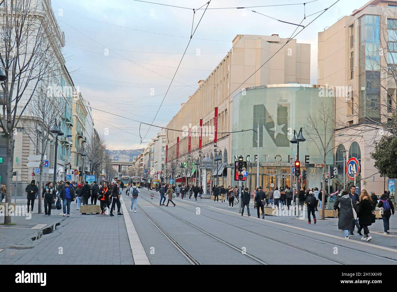 Nice, France - 29 janvier 2018: Les habitants et les touristes marchant sur  le quartier commerçant de la rue Avenue Jean Medecin avec des pistes de  tram sur le pavillon Photo Stock - Alamy
